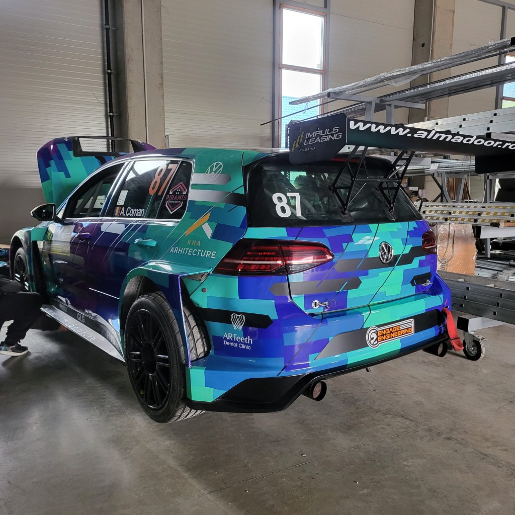 Colantare auto personalizată Colantare auto cu grafică unică Colantare auto pentru branding Colantare auto cu logo personalizat Colantare auto publicitară Colantare auto de mare impact vizual Colantare auto pentru campanii publicitare Colantare auto pentru promovare business Colantare auto cu design creativ Colantare auto grafică de calitate premium