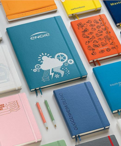 Agende personalizate Agende de birou Agende pentru cadouri corporate Agende de calitate premium Agende cu design personalizat Agende cu copertă din piele Agende ecologice personalizate Agende pentru planificare Agende de zi personalizate Agende promoționale personalizate